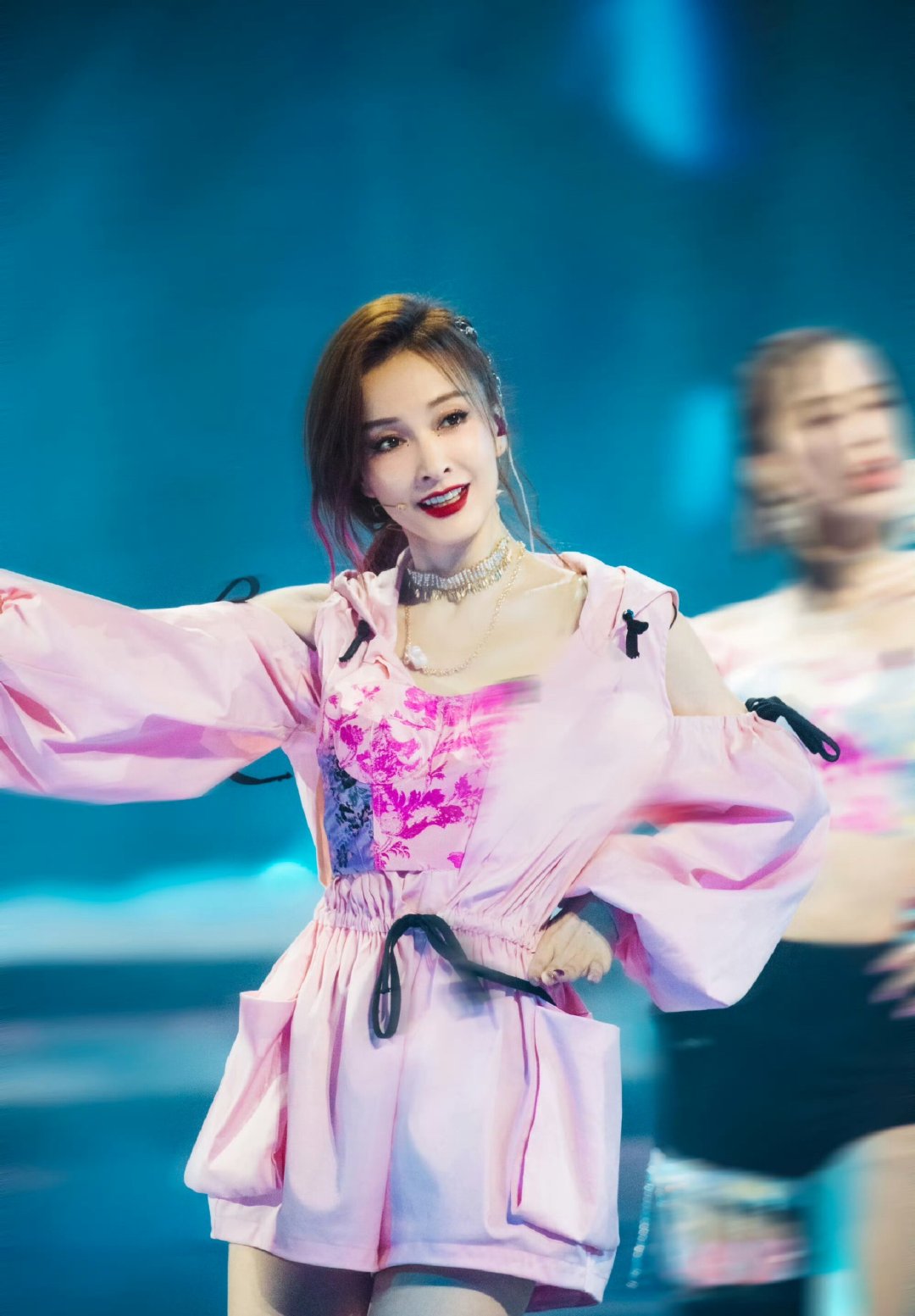 吴昕×黄圣依×张含韵
#乘风破浪的姐姐##明星靓图# ​