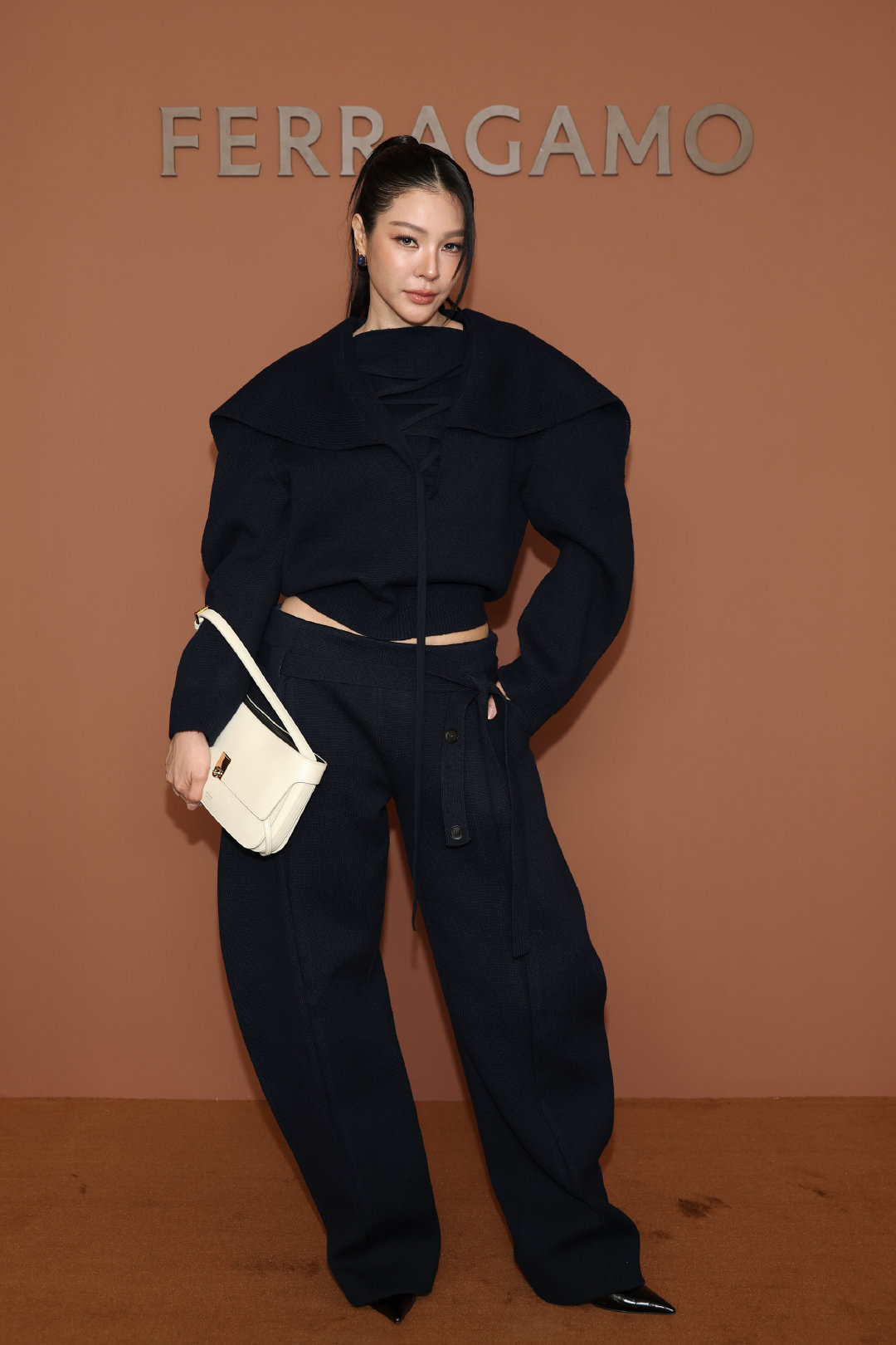 #风尚志##风尚志news# 
米兰时装周期间，Ferragamo全球品牌代言人黄景瑜、演员及制片人林心如、韩国演员林珍娜NANA及泰国演员 Faye Peraya 共同亮相 Ferragamo 2027 春夏系列时装秀，集结亚太星光，演绎极具张力与电影质感的“名利场风云”群像。
#米兰时装周##时装周# ​