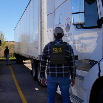 联邦特工逮捕了95名非法外籍卡车司机

他们都从民主党州获得了州颁发的CDL。其中76人来自加利福尼亚，6人来自纽约。

在同一行动中，他们还：
-阻止了两起人口走私事件
-逮捕了4名走私者和17名被走私的外籍人士
-缴获了74磅冰毒和169磅大麻
-总共逮捕了来自18个国家的143名嫌疑人

蓝州不断向那些甚至 ​