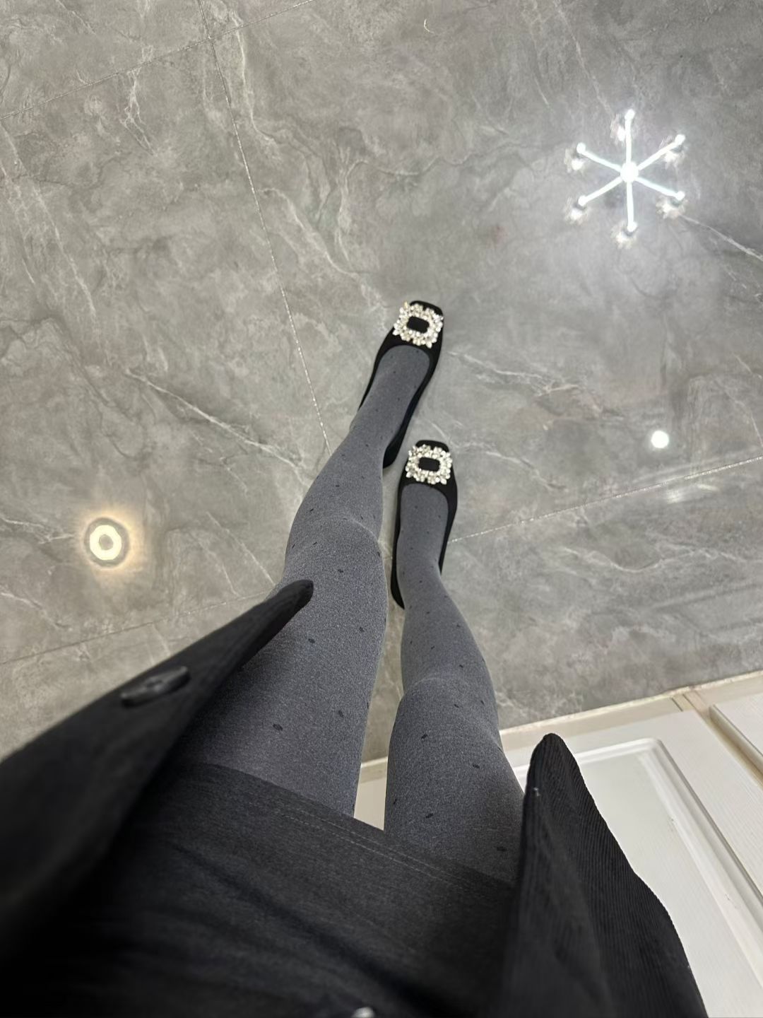 优雅穿搭指南：灰色紧身裤搭配闪亮凉鞋，尽显时尚魅力！