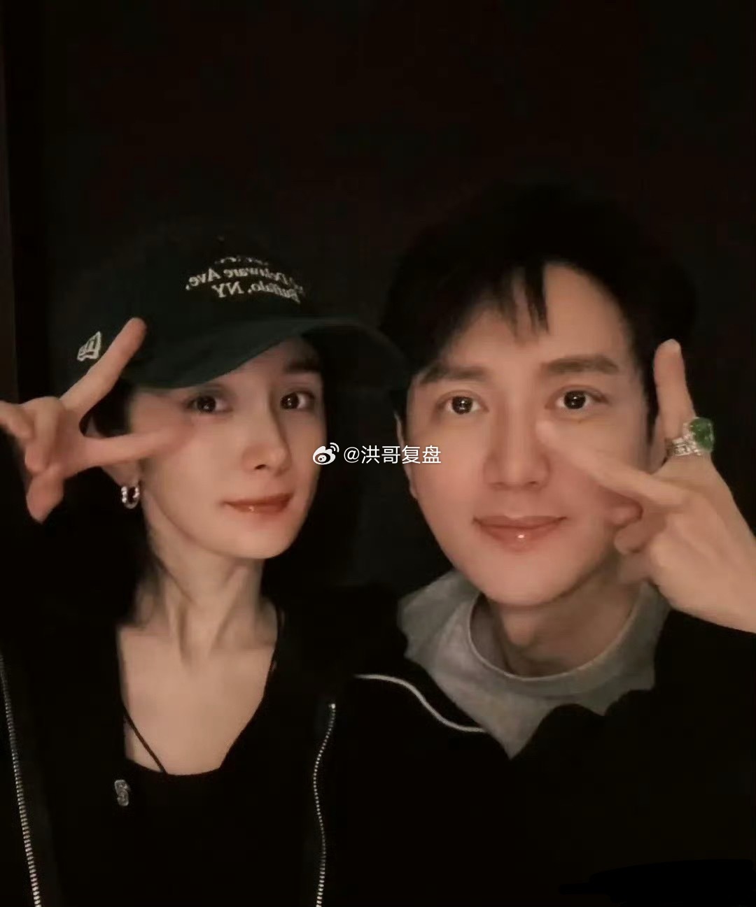 #杨幂曾多次帮王仁君推荐工作#
难得的一段同窗情谊✨
读书时期便结下缘分，一路走来彼此扶持。
早年杨幂也曾多次为王仁君引荐、推荐工作机会。
当然机遇只是一扇门，往后的路终究要靠自己踏出来。
王仁君靠着日复一日打磨的扎实演技，沉淀多年，终于收获属于自己的那份荣光。
遇见机遇，守住实力，双向 ​