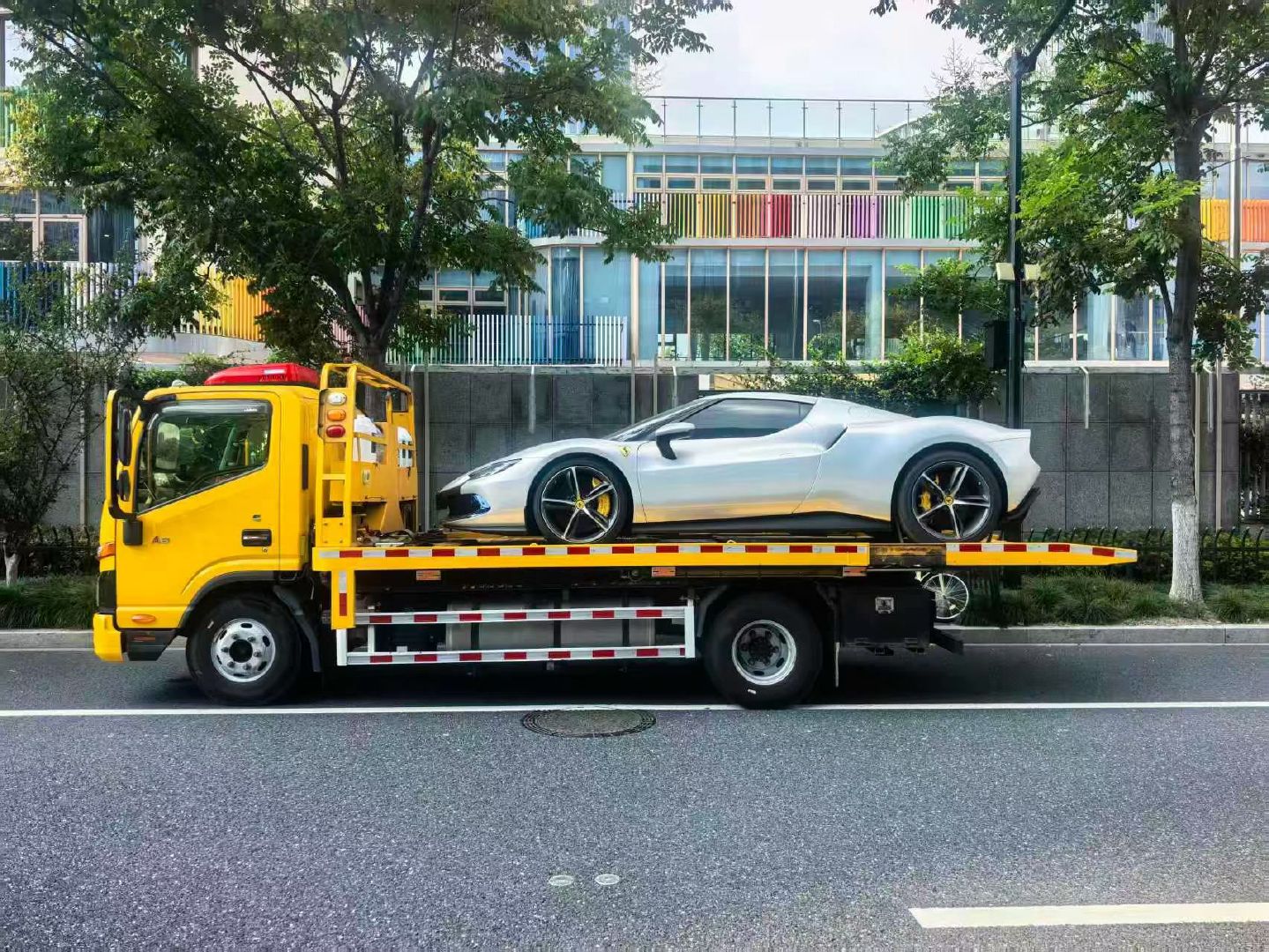 再到一台法拉利296GTB 美味回锅肉[doge]
 24年几千公里高配   内饰配色独特 ​