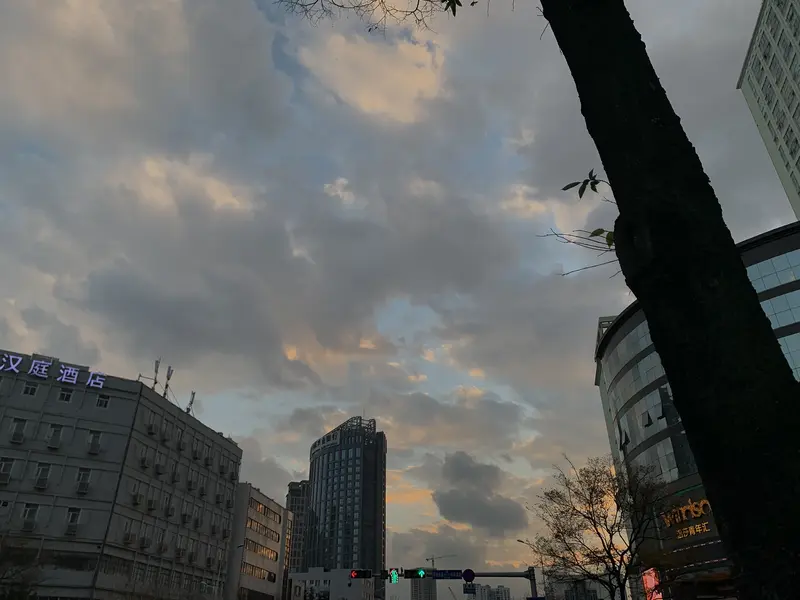 冬日生活打卡季 冬日生活里来点时尚的料！深圳时装周上的小姐姐们那叫一个...