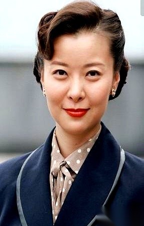 55岁的演员柯蓝，在16岁那年独自远赴海外。
这个本名叫钟好好的女人，亲爷爷是经历过黄桥战役和淮海战役的开国上将钟期光。
这位武警某部原副参谋长钟德苏的女儿，告别知名主持人的身份中年转行后，还要带着一身成谜的婚姻状况继续在剧组熬资历。
普通人拼了老命想把下一代托举到一个好起点，但有人偏偏生在山顶还要