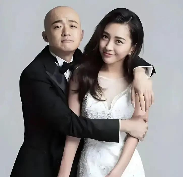 提到娱乐圈里的痴情女，估计不少人脑海里会浮现出包文婧的名字

外头一直传得神乎其神，说她爱老公爱到了骨子里，连自己的姓都不要了，硬生生改成跟老公一个姓

这谣言传了这么多年，纯属无稽之谈

人家爹妈给的本名就叫包婧，生下来就姓包

真正经历过改姓风波的，反倒是包贝尔本人

要不是他在直播间里自己把老
