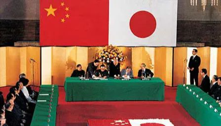 很多人谈起中国放弃日本战争赔偿，第一反应就是一句话，为什么不要钱？

这个问题如果只拿账本来算，确实容易觉得吃亏。日本侵华战争造成了巨大伤害，人员伤亡、财产损失和社会创伤，当然不是一句“放弃赔偿”就能翻过去。但国家做决定，看的不只是眼前能拿多少，更要看未来几十年能不能把主动权握在自己手里。

197