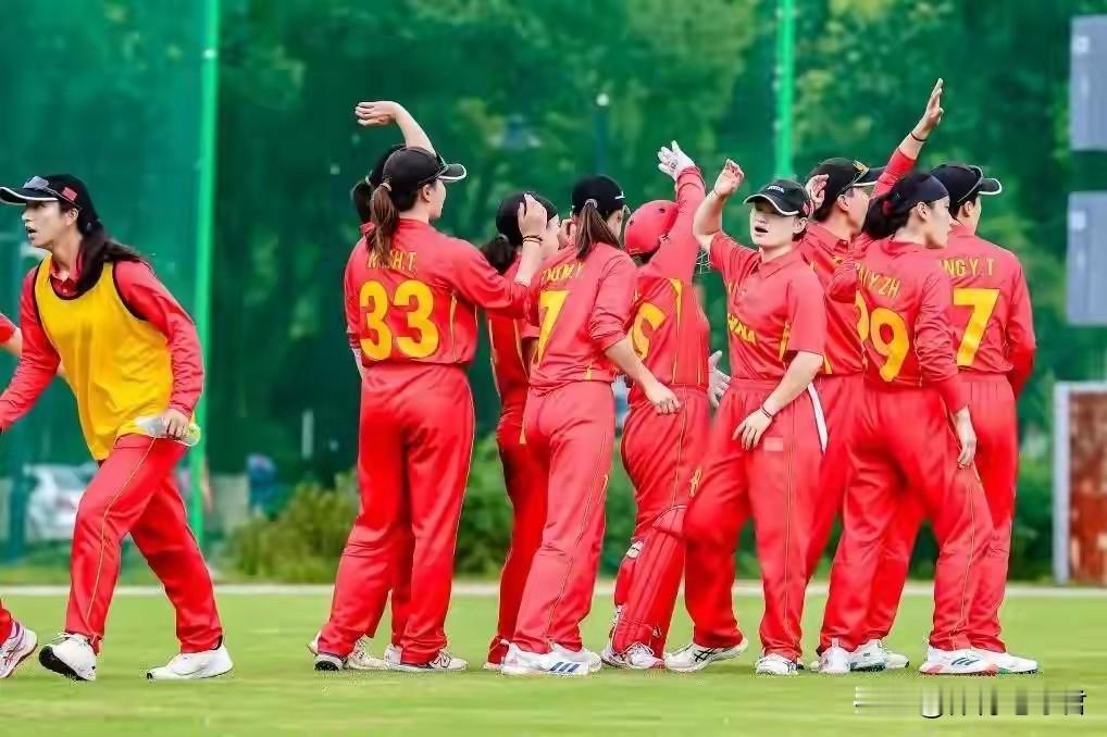 名古屋亚运会闹乌龙！
今天早上9点，中国女子板球队对阵孟加拉队！当球迷们期待中国女子板球队晋级四强时，名古屋亚运会却传来闹乌龙的消息，中国女子板球队在一场比赛没打的情况下，眼下已被淘汰出局。
在所有球类比赛中，比赛没有开始就被淘汰的事情并非罕见！比如因球员出现伤病而无法参赛，最终只能放弃比赛。比如球