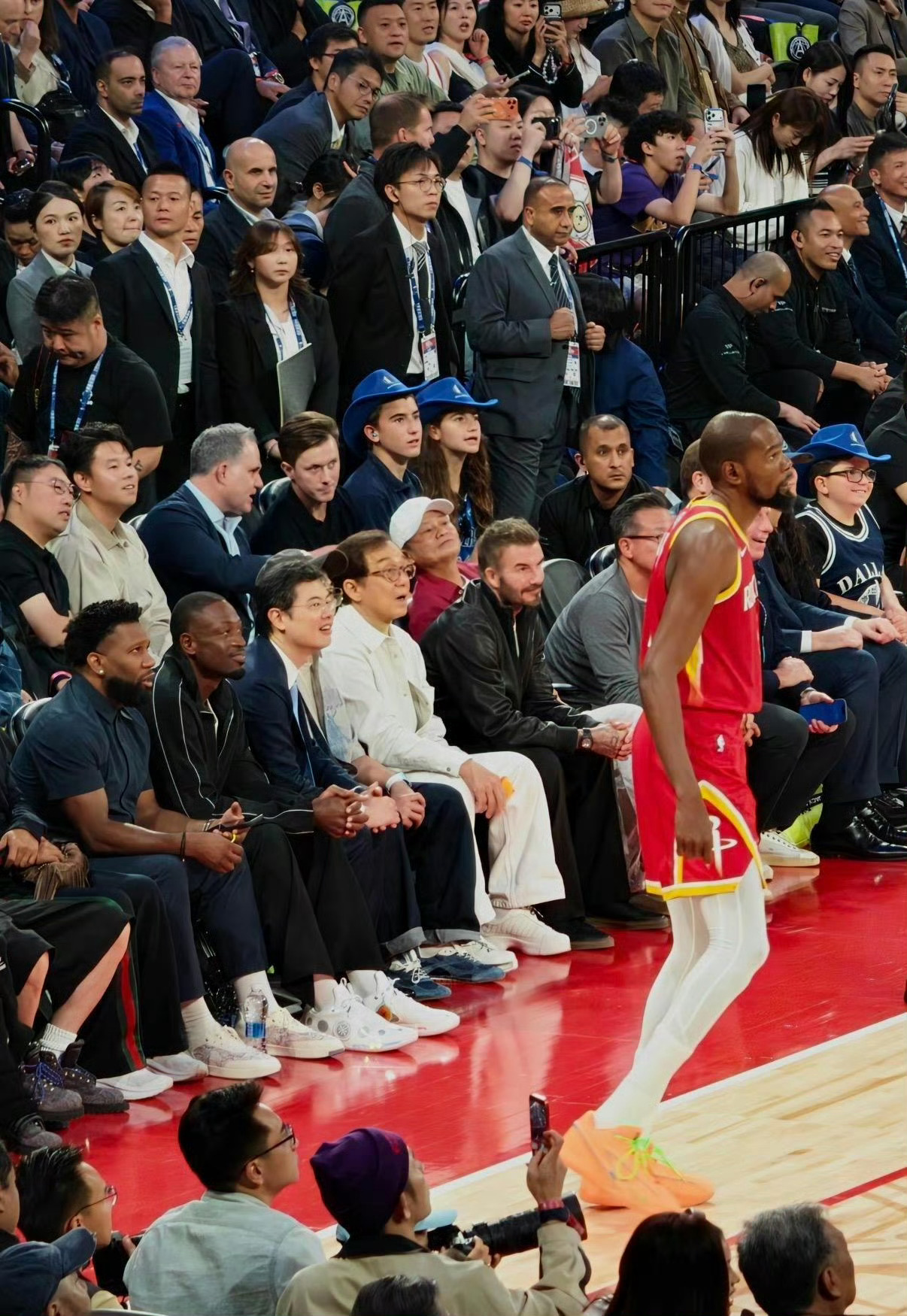 NBA中国赛澳门站，场上打得火热，场下有个画面更打动人。一位坐轮椅的观众想和马云、贝克汉姆合影，两人二话没说，两次蹲跪在地上，把镜头让给这位粉丝。周围是秀场的热闹和喧嚣，这一蹲，反倒成了当晚最安静也最暖的一幕。球赛会结束，比分也许会被忘记，但那个蹲下来的瞬间，挺让人记住的。 ​