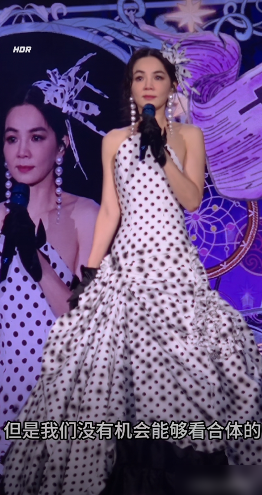 太原演唱会，一个37岁的女歌迷抢过话筒就哭：S.H.E救过我的命，我们不是没人要的孩子。
Ella在台上直接绷不住了，眼泪往下掉，拉着她合唱《锁住时间》。台下三色手幅拼出一直迷，彩排看见就哭了一回，晚上正式唱又没扛住。
那天是她出道25周年。合不了体，歌迷把遗憾全塞进这场个唱里。《十七》《老婆》
