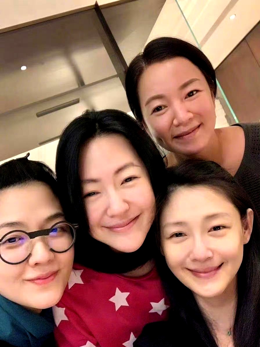 阿雅清晨发了近三千字长文怀念大S，通篇看下来，最让人心头一颤的只有一句：原来一个人真的可以突然就不见了
 

大半夜翻着几十年的记忆敲字，没多少花哨词藻，写的大S像个不讲客套的女侠。嘴上从不说肉麻话，遇上朋友受欺负冲在最前面，连陌生人的不公都忍不住伸手管管，护短又仗义。
 

成年人这辈子，能碰上一