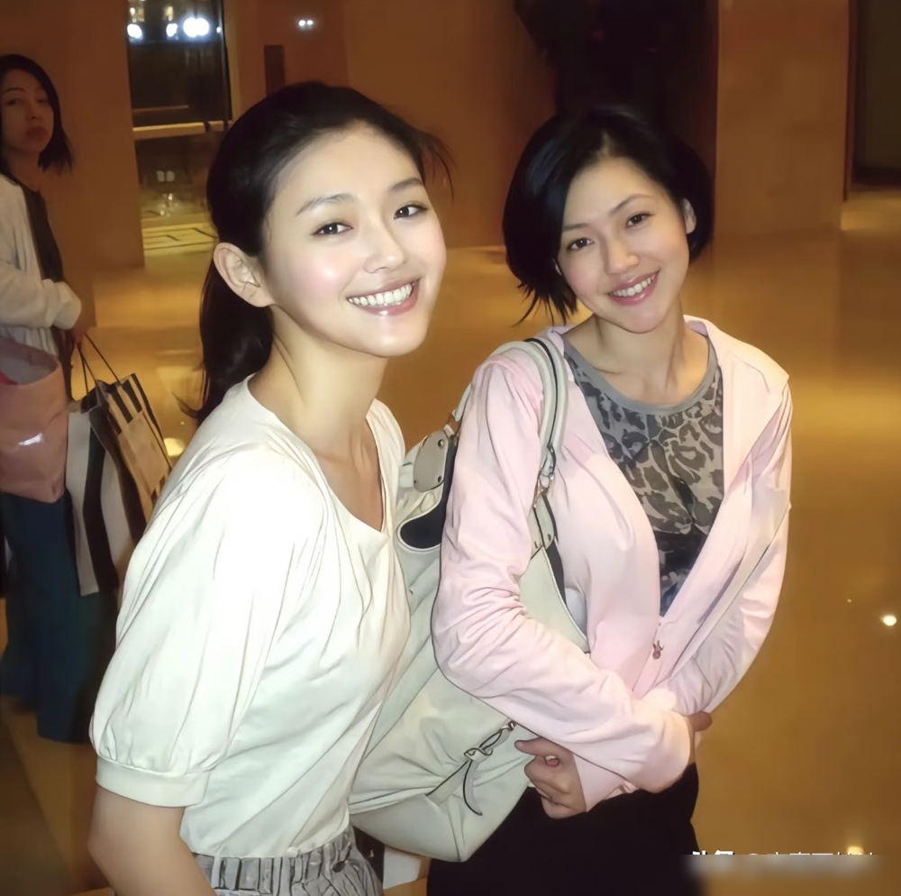 小S说，她几乎天天梦到大S，每周四五天，梦里还在一起主持，一起拍照。醒来接着录节目，拍广告，跑通告，活蹦乱跳，状态拉满。
台版VOGUE九月刊，她一个人上封面。采访里说，复出时间还是有点太早，但为了妈妈，为了制作人，为了电视台那帮人，她选择不内耗。
每周六全家聚餐，具俊晔也在。她不避讳提大S，旧