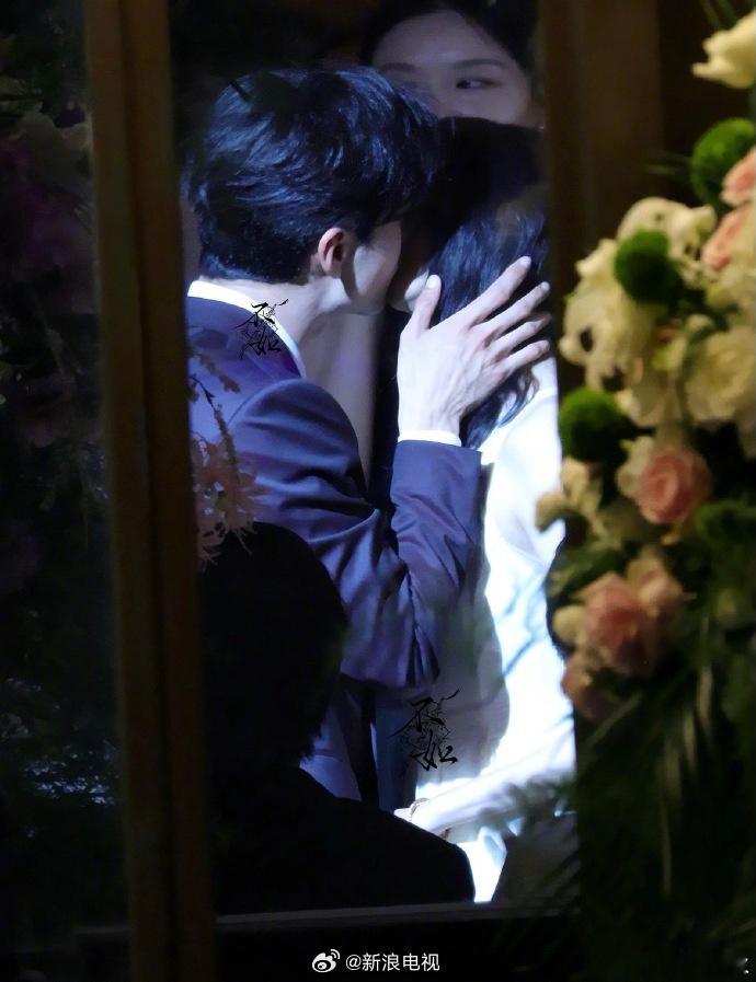 《红掌》关晓彤陈星旭求婚路透🈶 送戒指、摸头杀、亲吻、拥抱，甜甜甜...