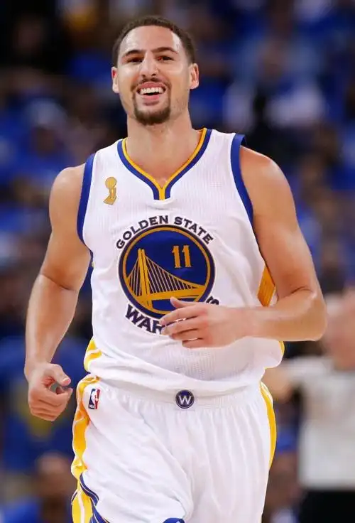 45亿易主+两大球星敲定下家！NBA休赛期一夜再掀波澜。 

1、克莱·汤普森买断离独行侠，即将加盟热火。
 
据Shams爆料，独行侠已经和克莱‑汤普森达成买断协议。放弃部分薪资之后，度过48小时澄清期，克莱就将正式签约热火。双方敲定一份2年1300万美元合同，第二年附带球员选项。
曾经的水花兄弟