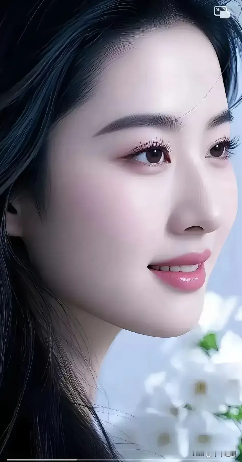 发丝如墨，衬着她柔和的轮廓，身旁白花点缀，似是将清雅与温婉都融在了这...