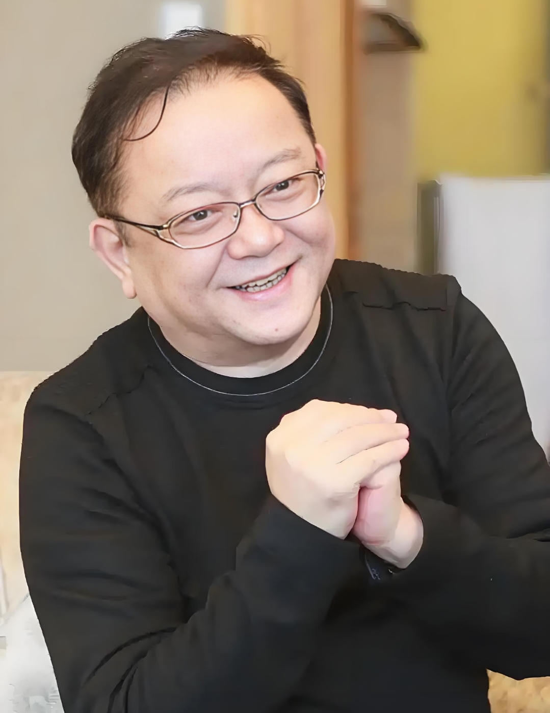 当年《铁齿铜牙纪晓岚》爆火的铁三角，如今晚年状态差得真不是一点半点。
张国立大半辈子攒下的国民好感度，大半都耗在帮儿子收拾烂摊子上，一把年纪还要到处跑综艺捞钱，连轴转的工作量比小年轻还拼，早年的清誉也被磨得差不多了。
张铁林靠着“皇阿玛”滤镜吃了二十年红利，结果一堆私生活争议缠上身，晚节口碑直接碎得