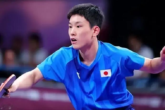 张本智和3:0横扫王楚钦！国乒男团2:3被日本逆转，60年冠军荒就此终结，九连冠梦碎名古屋

9月24日的名古屋，记分牌定格在2比3。日本队时隔60年再夺亚运男团金牌，而中国队自1994年广岛亚运会以来保持的八连冠，在这个夜晚画上了句号

一场耗时超过三个小时的鏖战，决胜盘的走向却出乎很多人意料。
