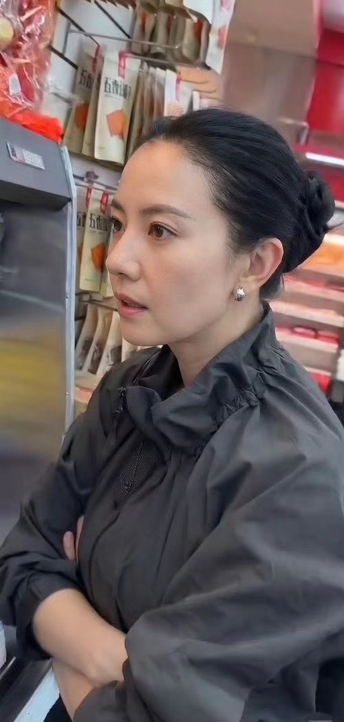 超市偶遇高圆圆素颜状态太惊艳

高圆圆超市购物被路人偶遇，一身简简单单的穿搭，纯素颜出镜。
褪去精致妆容之后，没有华丽的造型加持，从容舒展的气质格外耐看，天然的颜值依旧很能打。
褪去明星光环，回归普通人的日常，这样松弛的状态谁不爱呢。

高圆圆 明星偶遇