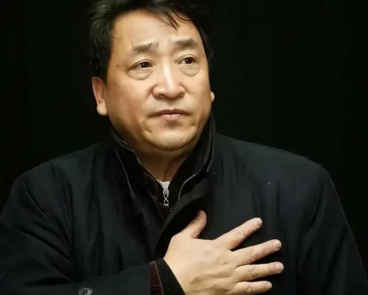姜昆这一辈子，说起来确实风光。

从1983年第一届春晚开始，他前前后后上了22次春晚，当过主持人，说过相声，后来还坐上了中国曲协主席的位置。
在外人眼里，他就是人生赢家，事业顺风顺水，家庭也看起来美满。
2027年春节，姜昆是在洛杉矶过的。这是头一回，他没留在北京上春晚，也没在方庄家里和姜河一家守