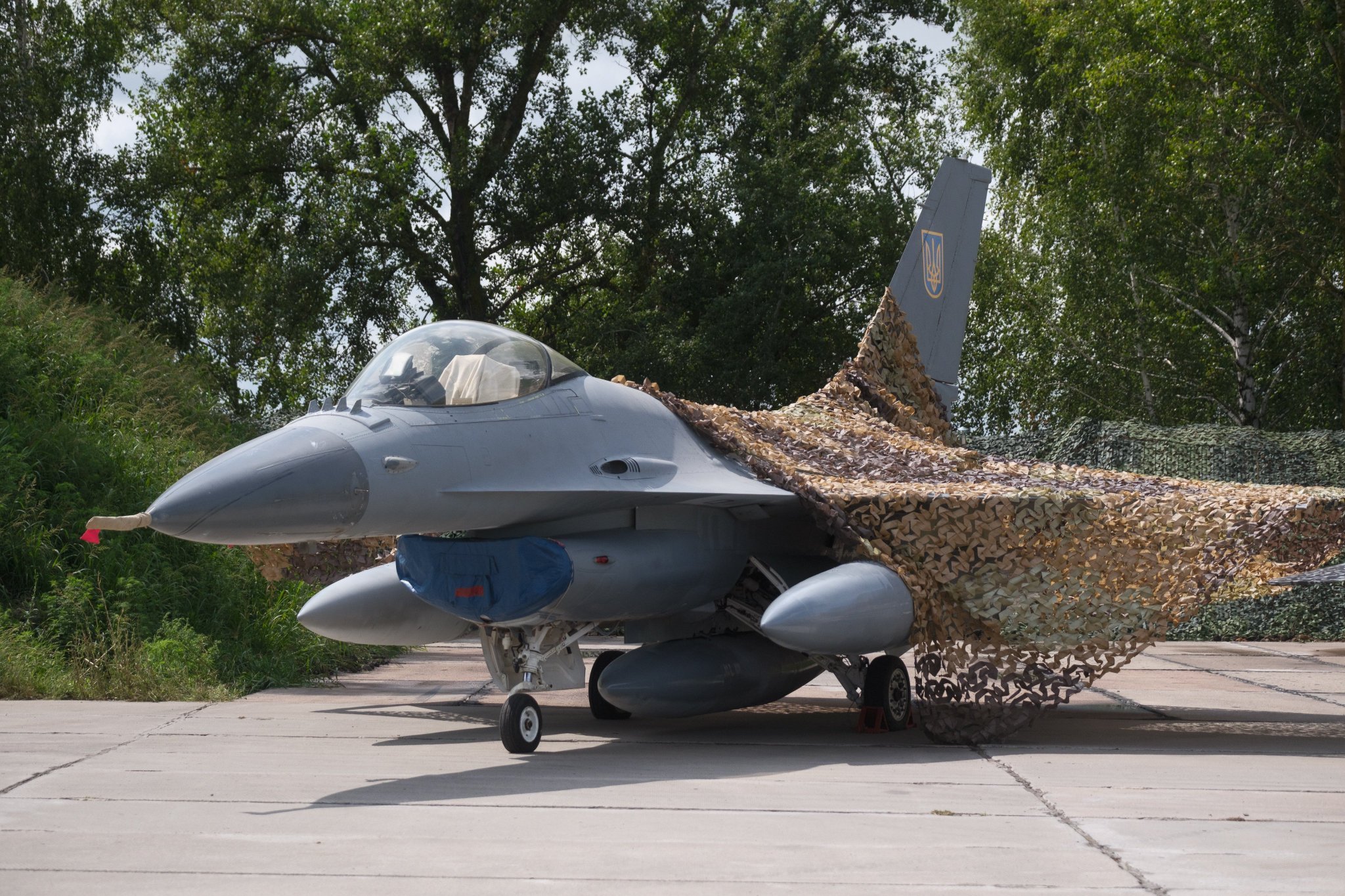 #俄乌局势新进展# 乌克兰的F-16机队正面临AIM-9、AIM-120空空导弹的严重短缺，这迫使飞行员节约使用弹药；在部分日间任务中，战机只能依靠航炮对抗俄军无人机与巡航导弹。
 
一名乌克兰空军指挥官表示，面对俄军持续的大规模空中打击，援助导弹的运输动向几乎要按分钟追踪。
 
导弹短缺问题同样波及“ ​