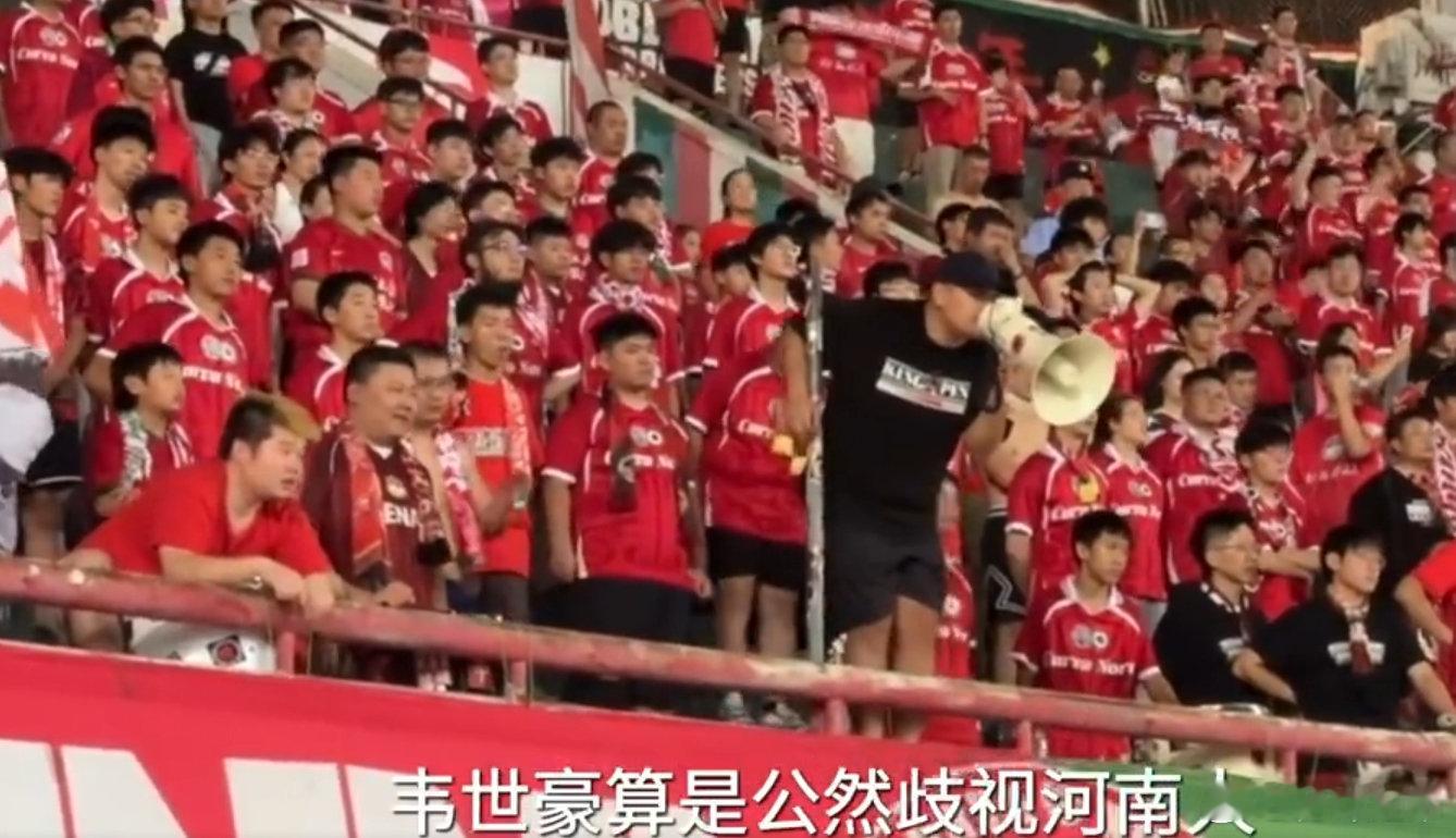 #韩乔生说韦世豪情绪管控有短板# 韩乔生说得很明白：如果中足联、足协后续依规追加处罚，也是联赛正常管理范畴。球员通道比手势、赛后嘲讽裁判，这两项足够开罚单了。等着看吧。 ​