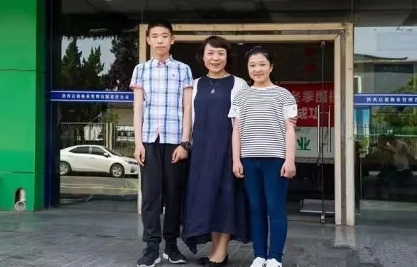 17年前汶川，被老师拽出来的两个小孩长大了