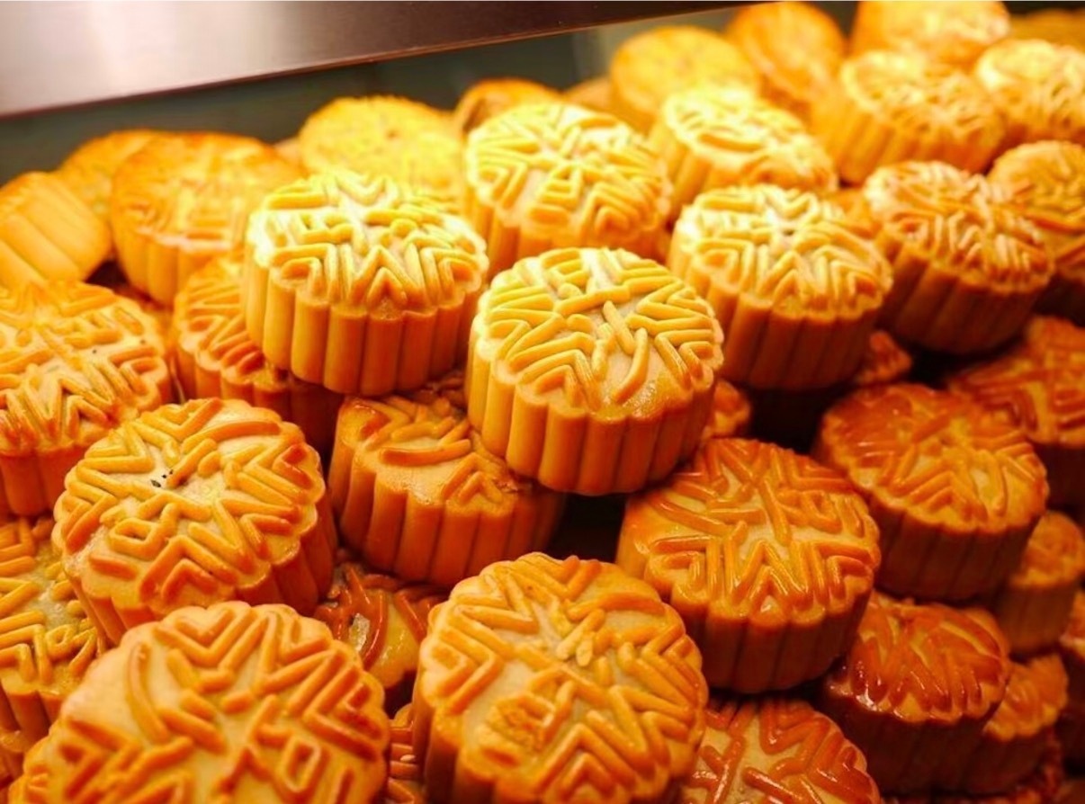 #月饼 卖不动# 现在的月饼的地位确实有点尴尬了，年轻人觉得太甜太腻，中老年人又开始在意高油高糖，买回去还得考虑到底谁来吃。
以前觉得中秋一定要有一盒月饼，现在可能更在意它到底好不好吃、负担大不大。月饼还是得回归吃的本质。别光卷包装和礼盒，把味道做好、甜度降一降，说不定大家又愿意多吃 ​