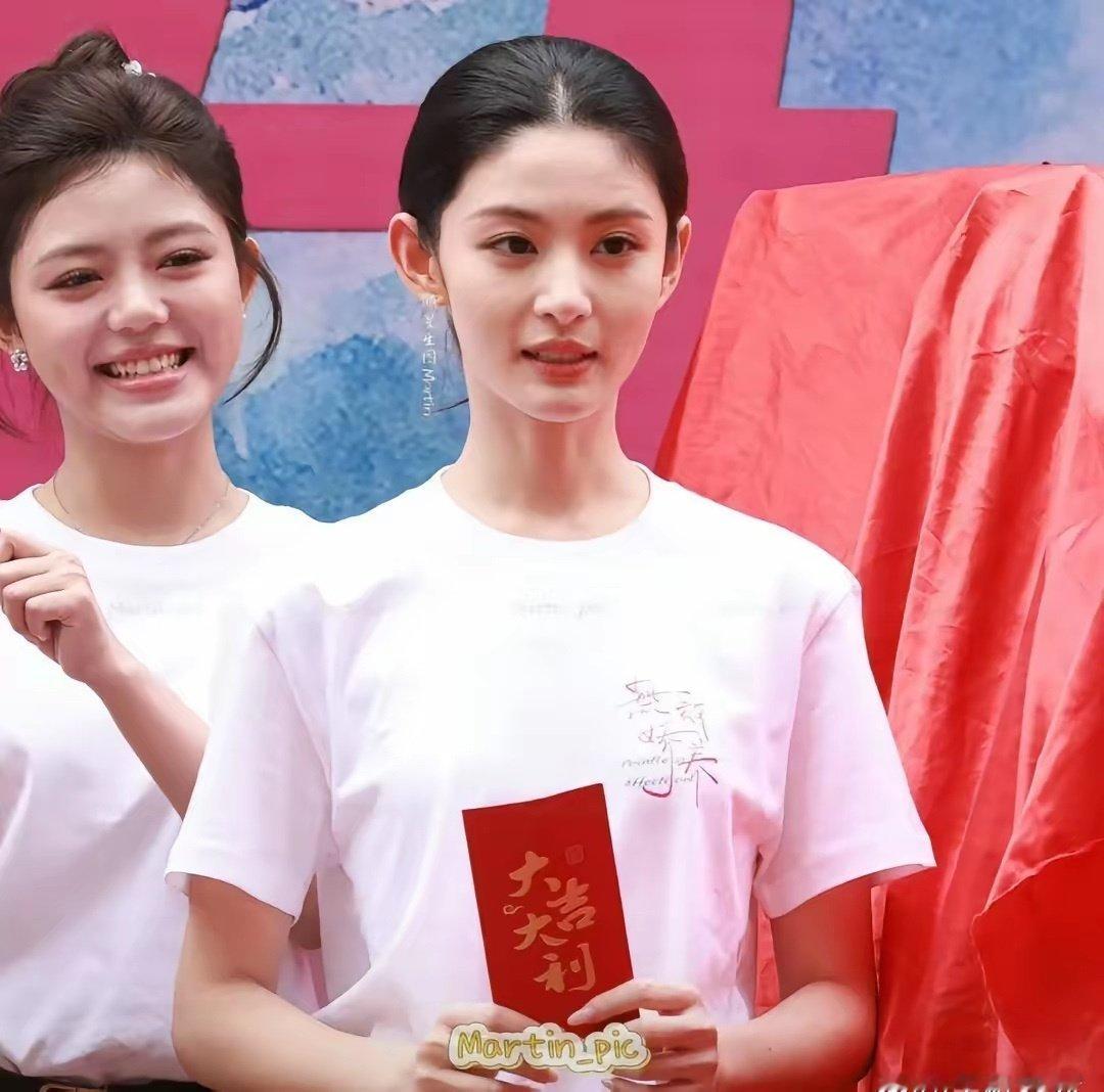 10月5日，于正力捧小花赵晴新剧开机，出演🥭现偶女主《无效娇养》，搭档金瀚，不得不夸调人功底是真强！2年4部女主剧，赵晴容貌气质大变样，如今谁看了都得说一句漂亮！1年前还在各大剧里演丫鬟，如今女主剧一部接着一部。 ​