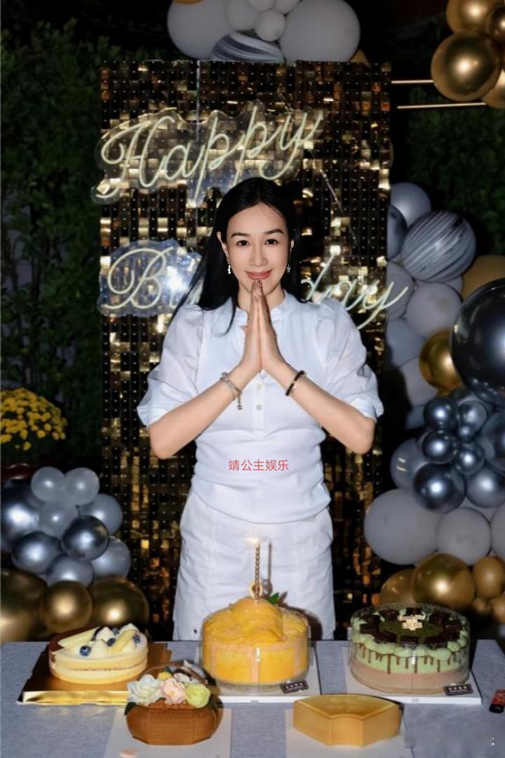 钟丽缇迎来56岁生日，一家人以白色造型亮相，温馨合影好有爱，16岁的小女儿Cayla已长到一米七二，比妈妈还高半头，出落得亭亭玉立。
岁月似乎格外偏爱她，一头乌黑浓密的秀发披肩，笑容依旧明媚。从当初不被看好到现在安稳过日子，她活得松弛自在，和女儿们相处更像闺蜜。敢穿敢笑的心态，或许就是她保 ​