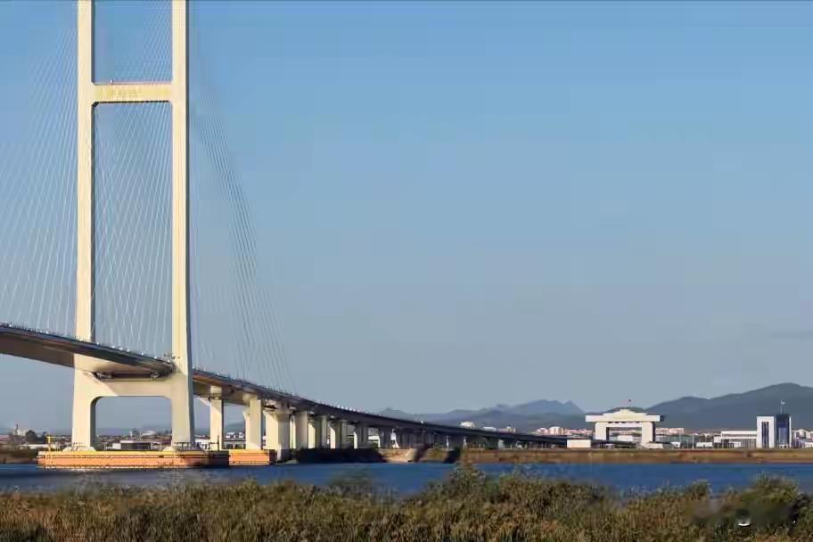 憋了十几年终于通车！新鸭绿江大桥打通东北命脉，改变不止是交通
 
今天这座桥一通，丹东和新义州之间到底变了什么？
10月15日，连接辽宁丹东与朝鲜新义州的新鸭绿江大桥，由中朝双方共同举行仪式，正式开通。
小汉想说，这座桥的分量，不在钢筋水泥，在一个“通”字，桥早就修好了，难的是让两边的人、车、货、规