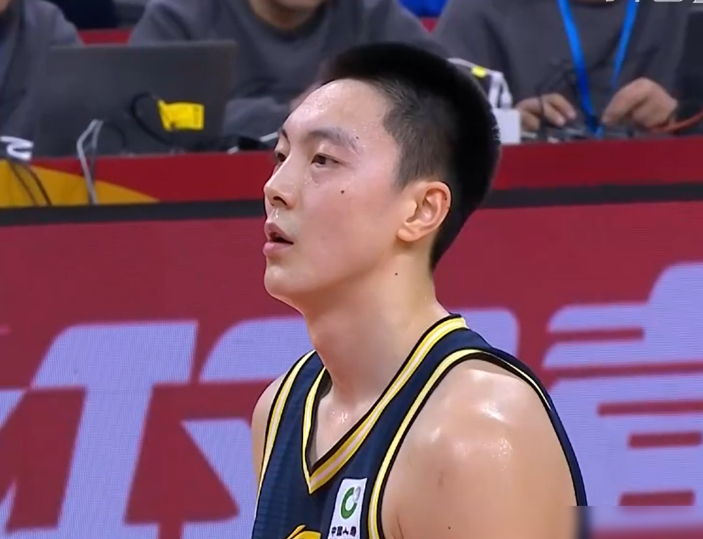杜锋刚病倒，广东队就18分大逆转，老板陈海涛在更衣室门口挨个跟队员击掌...