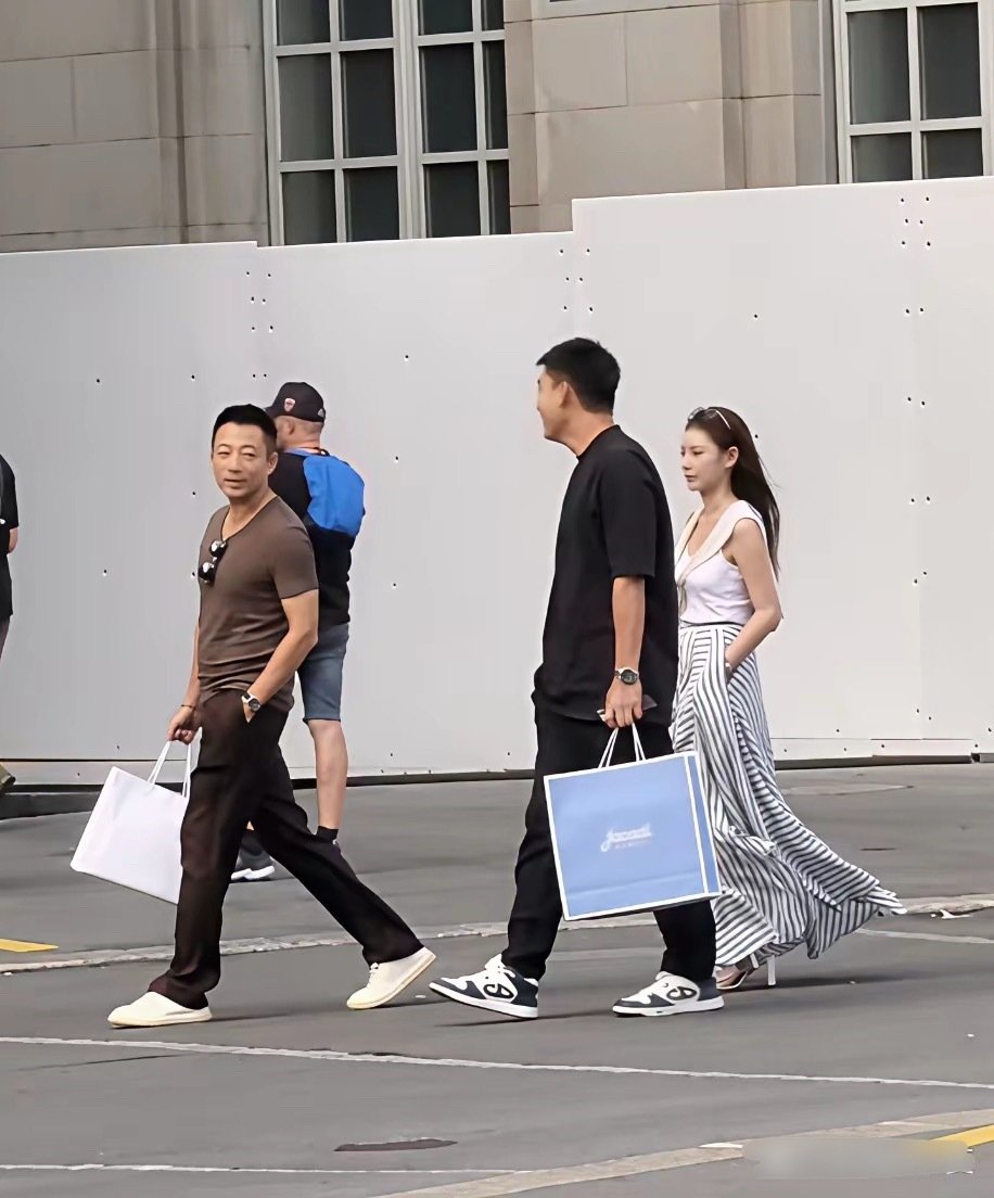 45岁汪小菲和现任老婆马筱梅现身瑞士旅行，夫妻俩去消费奢侈品满载而归！据悉，二人婚姻状态稳定，半岁儿子由马筱梅父母帮忙照顾，所以有大把时间出国旅游。 ​
