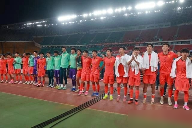 亚运会国足U23大名单，有4个人真的不应该入选：徐彬，吴曦，张玉宁，朱辰杰。
日本派出的都是U21，我们派U23，以大欺小不说了，还把3个外卡全部用完，亚运会就是一个练兵的地方，吴曦，张玉宁，朱辰杰完全没有必要了。
那徐彬呢？他才21岁，适龄球员，为什么说他也不该进？因为把他叫回来，纯粹是毁了人