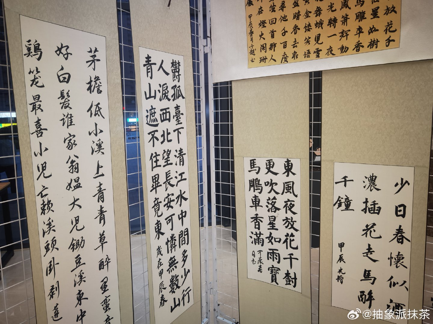 重男轻女的潮湿一直笼罩在每个家庭里，尤其是女生，总能从某个幸福的泡沫里被戳破，于是她们开始向外求得认可，不断证明自己，只是为了那句虚无缥缈的夸奖——女孩也挺好……真可悲…… ​
