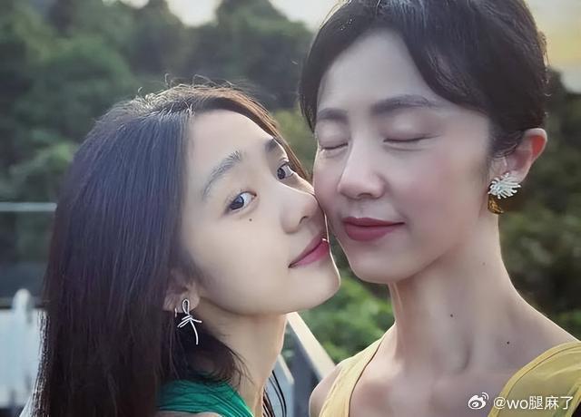 黄多多姐弟仨合影曝光，一张照片文艺感拉满，家庭氛围才是关键 ​