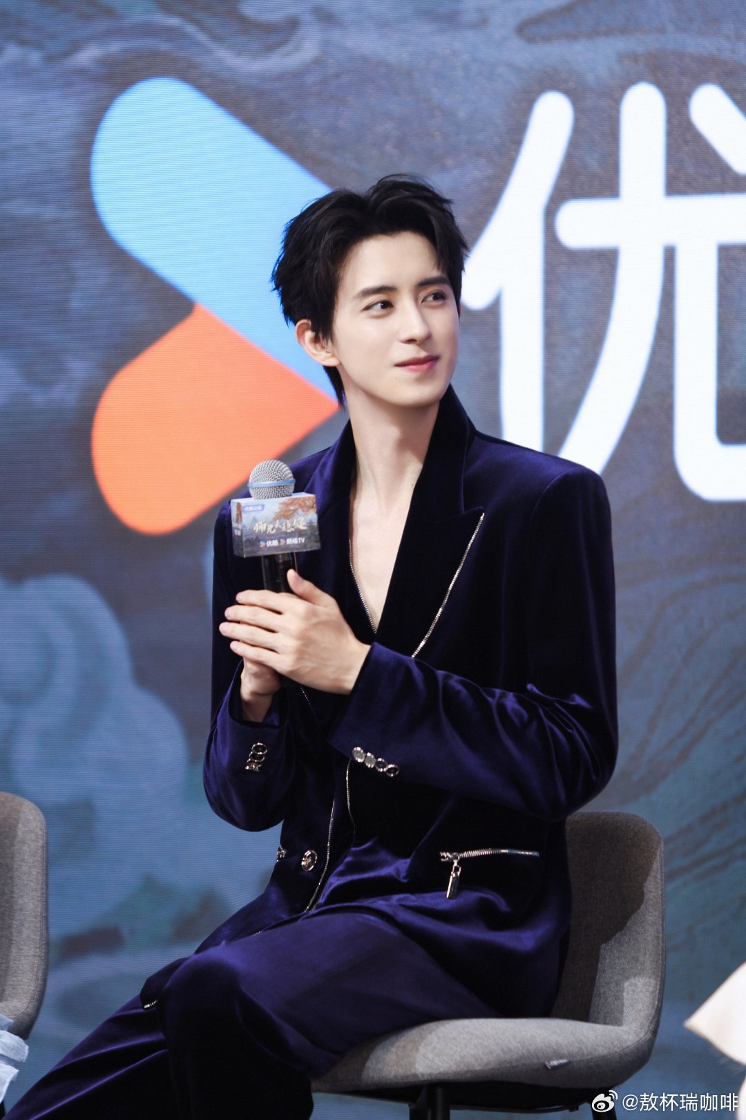 #敖瑞鹏师兄太稳健# 丨#向全世界安利敖瑞鹏# 

"哪怕房檐跟屋梁把生活压的再低,它还是有另外一片天空的希望,

​