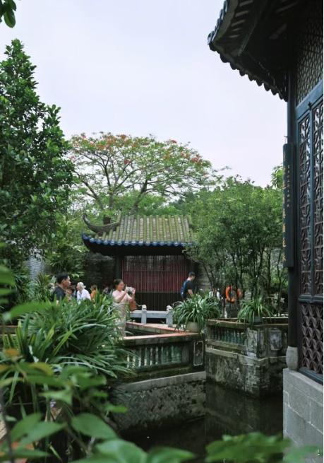 广州番禺余荫山房是岭南四大园林之一，建成于1871年，园中亭台楼阁、堂...