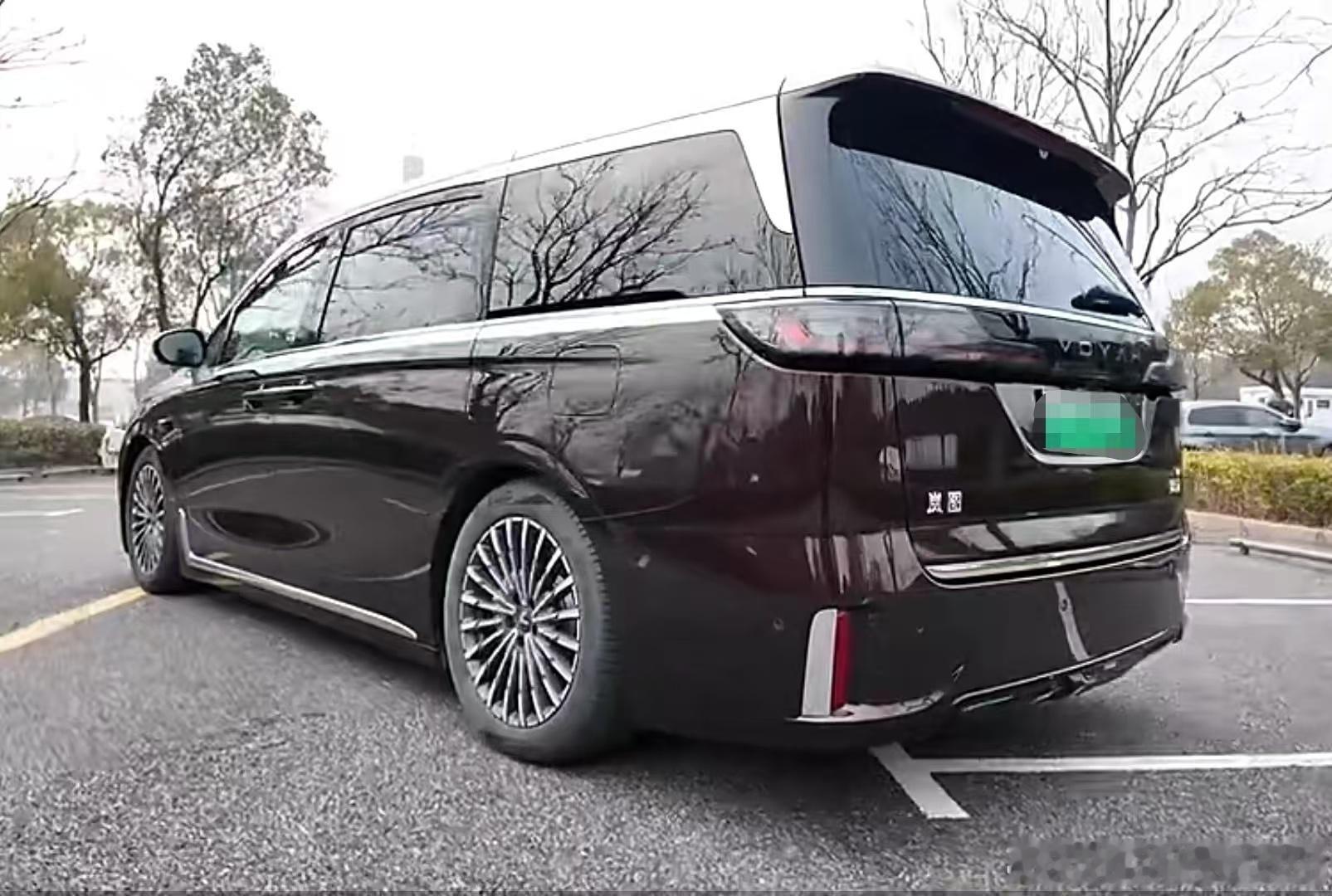 我现在外出最离不开的有两样东西，一个是手机，一个就是车子，梦想家真是我的梦中情车，更是一个移动客厅，冰箱彩电大沙发样样齐全。每次外出郊游的时候更是体现出它的价值，梦想家车内空间布局非常合理，空间宽敞，关上车门就是一个私密空间，二排独立座椅调整为休息状态，躺着边按摩边听听音乐真的很 ​