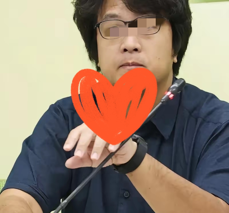 2026年10月14日，国台办宣布惩戒VWAY公司，该企业实际控制人为“台独”顽固分子沈伯洋的父亲沈土城。对此，沈伯洋辩称大陆是借此事在选举期间泼脏水、旧事重提。
 
此次惩戒有清晰时间脉络：2024年沈伯洋被列入“台独”顽固分子清单，2025年其名下兆亿有限公司遭大陆贸易惩戒。经查，沈土城为规避限