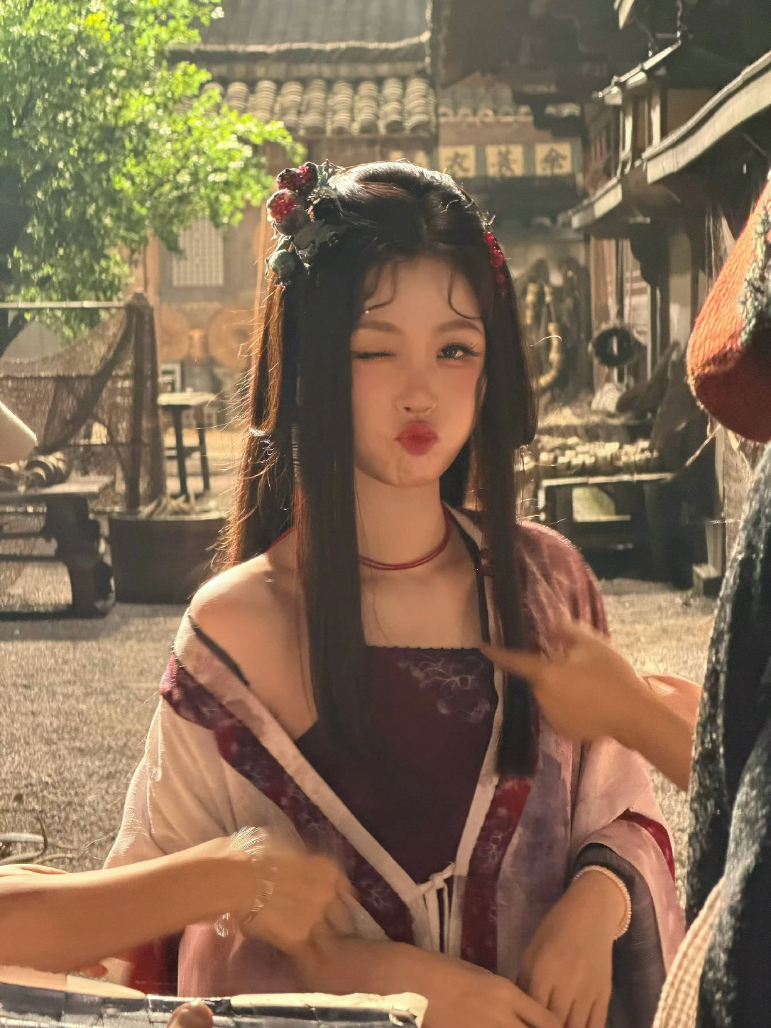 #虞书欣斗鸡眼版海皇#
萌孩子妈咪亲一口 ​