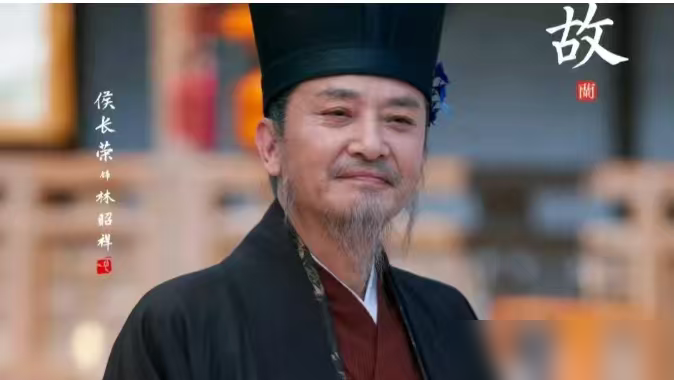 老祖宗和孙子帅到掉渣，中间那一辈像抱来的。
《兰香如故》播到现在，最出圈的不是剧情，是这爷孙仨站一块儿的画面。侯长荣演爷爷，刘学义演孙子，那骨相、那身条，往那儿一戳就是世家公子该有的样子。
唯独林长政演的那个爹，眉眼气质跟俩人完全不搭边。弹幕全在刷：这中间是基因突变了吗？
刘学义这次真把隐忍演