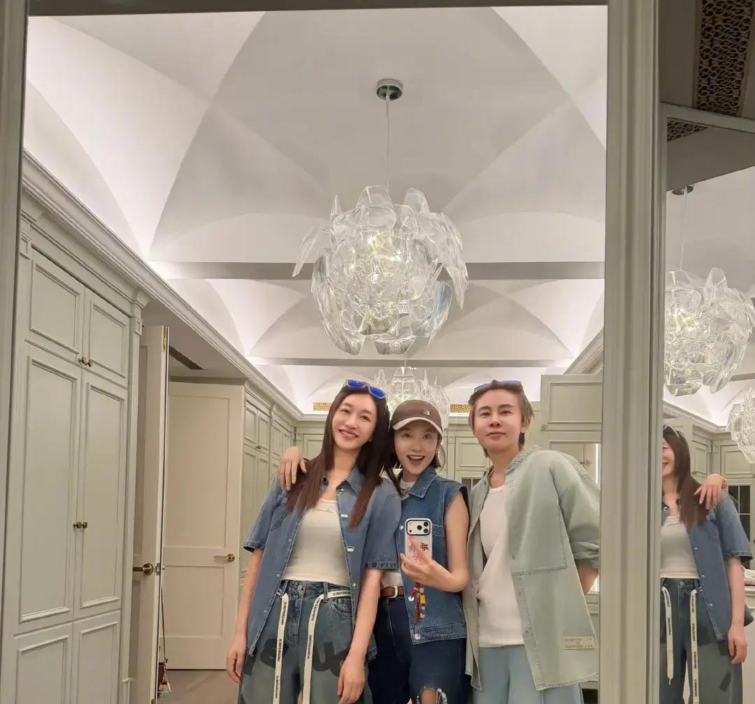 娱乐圈里的塑料姐妹花咱们见得太多了，节目一收官大家就各回各家装不熟，谁能想到当初在舞台上扎堆唱“心愿便利贴”的那仨人，现在居然真的跑去给李小冉暖居了

这可是真真实实地凑到一块儿，一点没拿剧本炒作

前阵子唐艺昕刚录完节目出来，在机场被眼尖的粉丝逮住问行程，提了一嘴会不会去李小冉新家凑热闹，人家姑娘