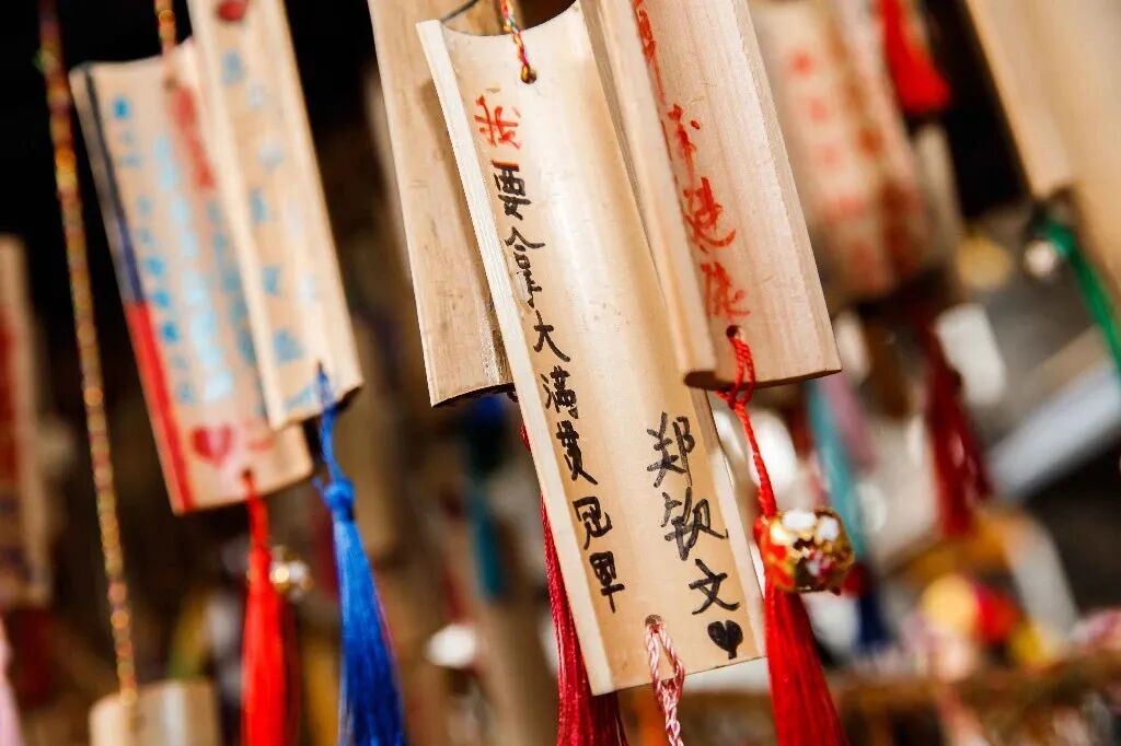 【郑钦文今晚对阵莱巴金娜！7年前曾在成都写下“我要拿大满贯冠军”】今天23:30，2026美网女单1/4决赛，郑钦文将对阵2号种子莱巴金娜。双方此前交手五次，莱巴金娜4胜1负。郑钦文母亲是成都人，2岁前，她绝大部分时间都在成都的外婆家度过。2019年，17岁的郑钦文以青少年世界排名第六的身份来到成都， ​