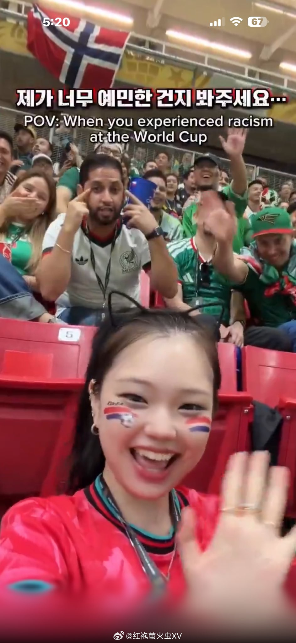 韩国队对阵捷克队的小组赛中，一位韩国女球迷在现场自拍时，坐在她身后的一...
