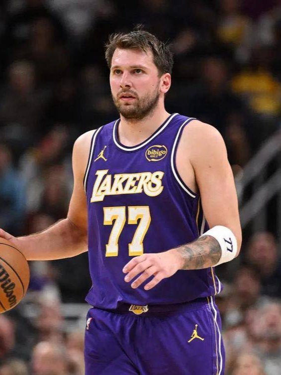 前NBA教练批评东契奇：手里没球就不会打球！近日，前NBA教练萨姆-米切尔，在播客节目中谈论了东契奇和库里，萨姆表示，东契奇手里没球就不会打球，占用太多球权，不怎么参与防守。库里的伟大之处，就在于库里会干一些脏活累活，虽然库里在防守端的效果并不那么好，但至少态度积极，以身作则，而东契奇并不是这样。说