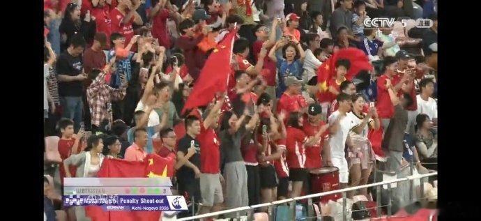 #国足亚运会铜牌#恭喜国足夺得铜牌！

这配合，这传控，这反击，这射门，这才是国足要看的精神和内容，比昨天一坨甩了一个宇宙的档次。

胡荷韬的倒地推射，王钰栋的世界波直挂十分角，李昊的高接低挡，88分钟门线级救险，可惜乌鸡最后还是绝平。不过点球大战我们挺住了！昊爹🐮🍺👍🏻 ​