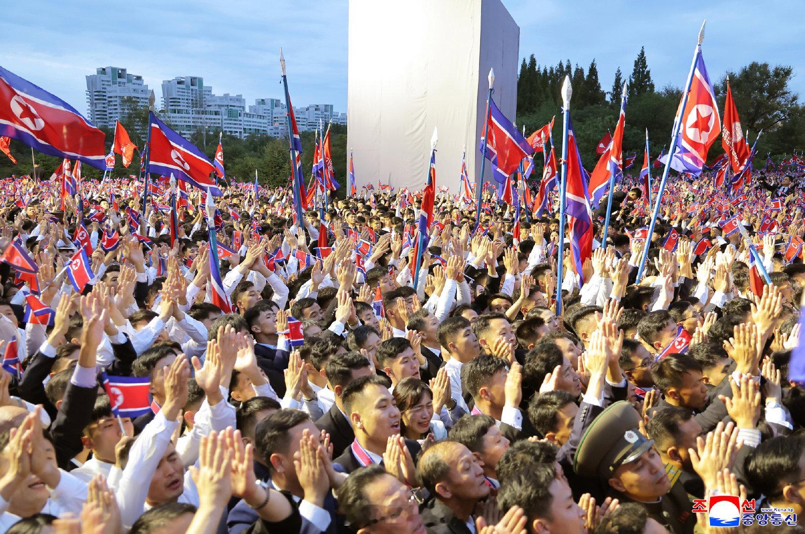 【金日成综合大学迎建校80周年 金正恩到访表示祝贺[围观]】据朝中社1日报道，朝鲜国务委员长金正恩前日访问了迎来建校80周年的金日成综合大学，向在校师生表示祝贺。 ​