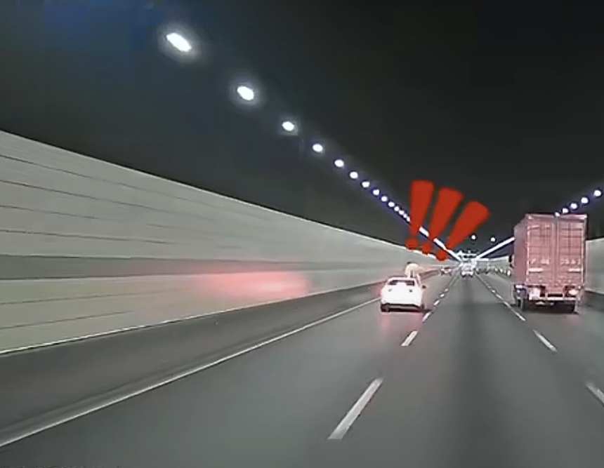 钱江隧道跳车惊魂：一场任性，差点绑架整条隧道的命

2026年9月9日，浙江钱江隧道内发生的一幕，让无数人看完后脊背发凉。

一段由后方大货车行车记录仪拍下的视频在网络迅速传播：一辆白色轿车在隧道内正常行驶，坐在副驾驶位置的一名女子突然摇下车窗，从副驾爬出，直接站到了车顶，随后毫不犹豫地向隧道行车道