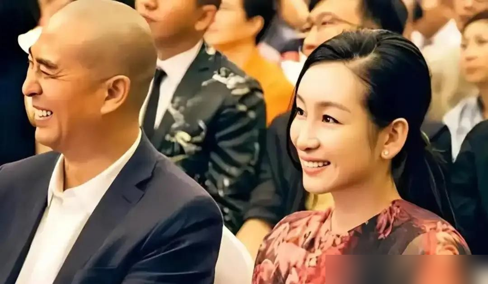 张嘉译怕秦海璐，是真怕，拍《白鹿原》跟进了考场似的。
他一陕西汉子演白嘉轩，本来觉得手拿把掐。结果秦海璐上来就抠剧本逻辑，一句一句过，哪句不合理立马指出来。张嘉译说那阵儿压力大，浑身不得劲。
可后来拍《装台》《主角》，张嘉译变了。头天晚上把词嚼烂，第二天主动对逻辑，跟换了个人似的。为啥？就俩字：