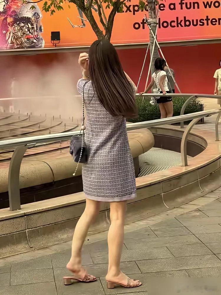方媛脚上那双爱马仕拖鞋，小一万，逛迪士尼磨出血。网友扒出来了，这种鞋新...
