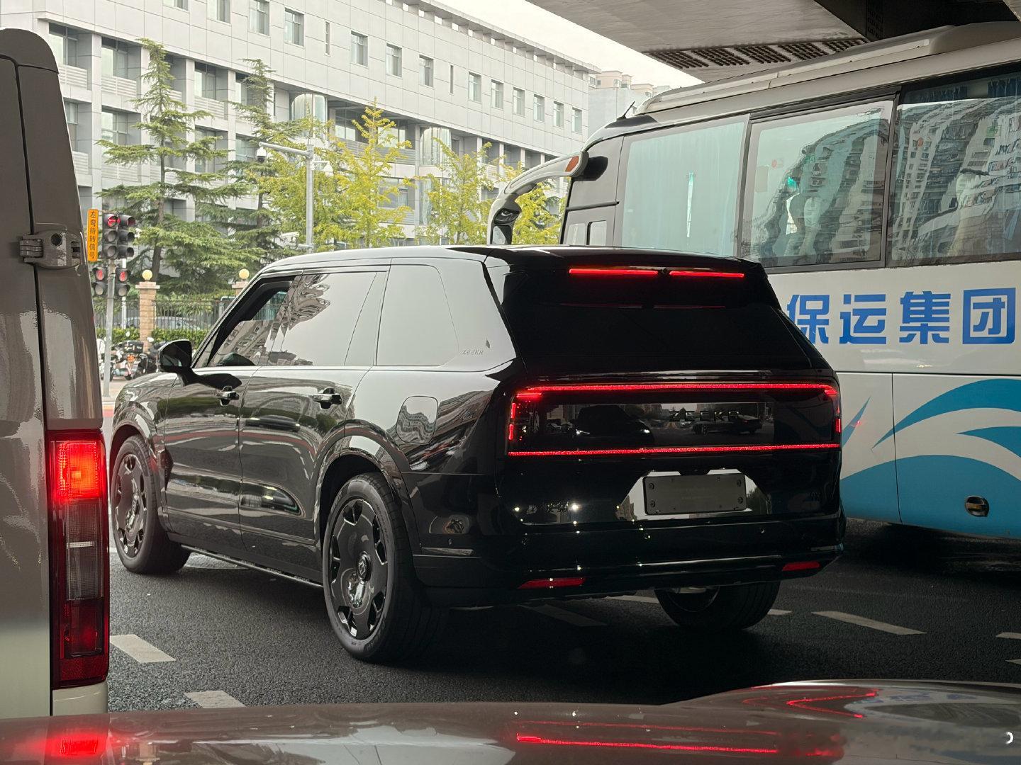 现在都喜欢配大饼轮毂，我发现黑饼更帅[666]#大v聊车##极氪9x# ​